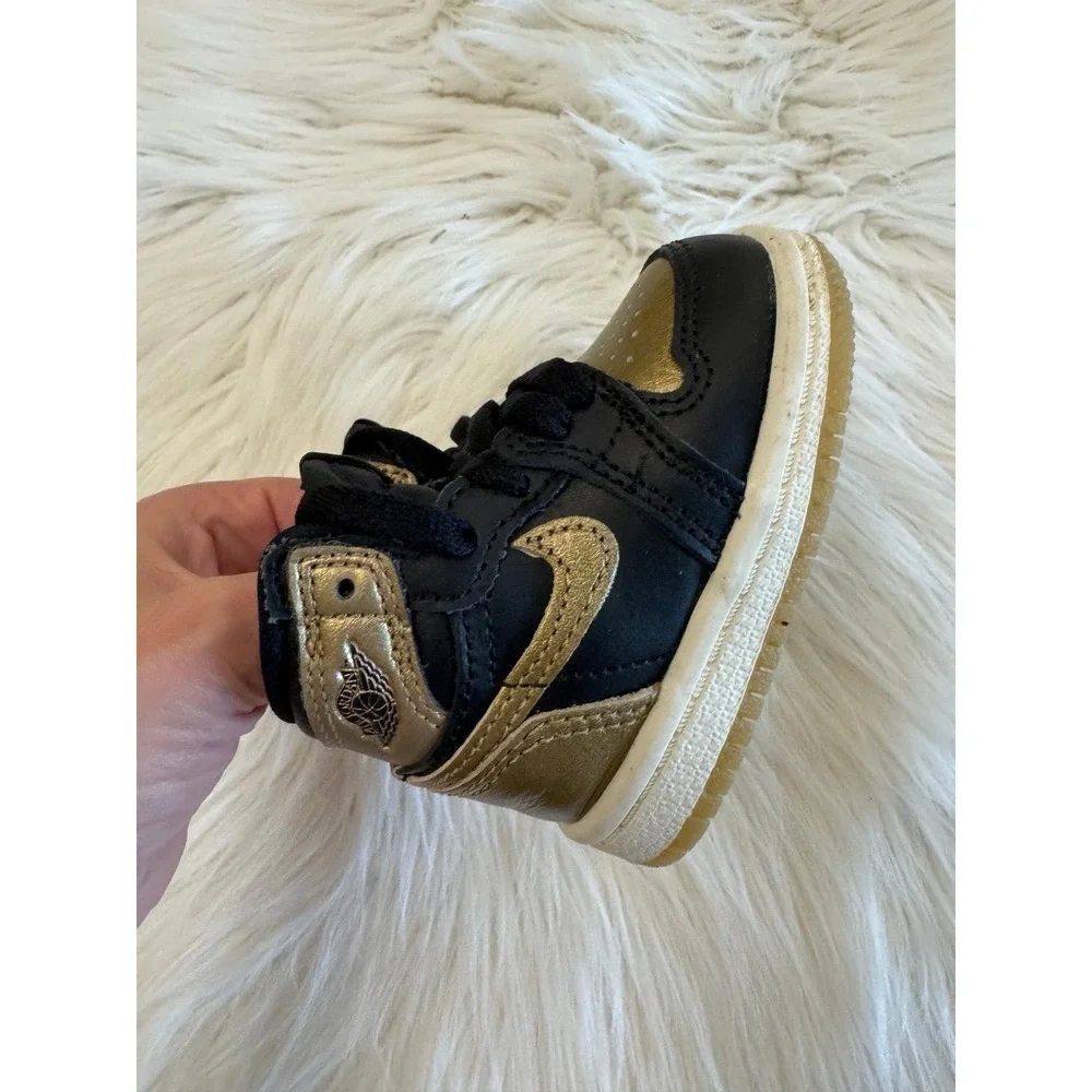 Nike black and gold size 2C